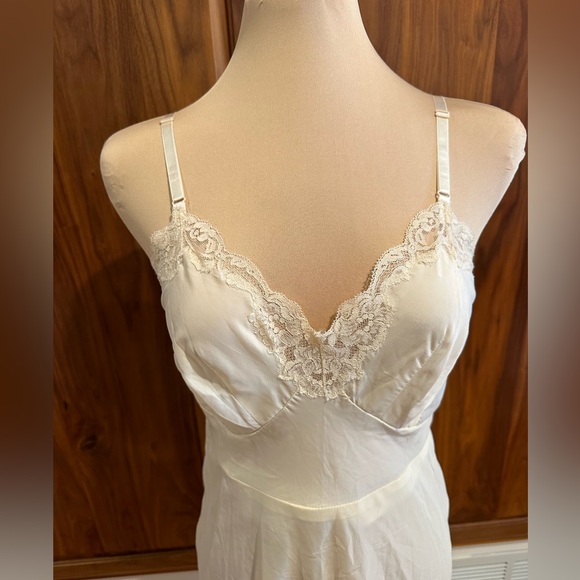 Vintage Lace Creamy Yellow Slip - Picture 2 of 10